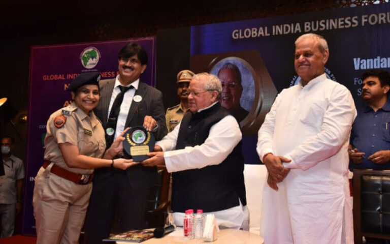 DCP Suneeta Meena being felicitated by Hon. Kalraj Mishra during a programme organised by Jitendra Joshi